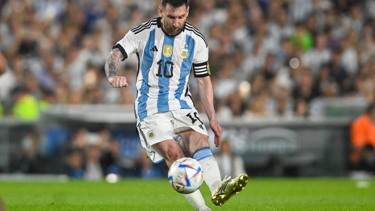 Messi takes freekick for Argentina